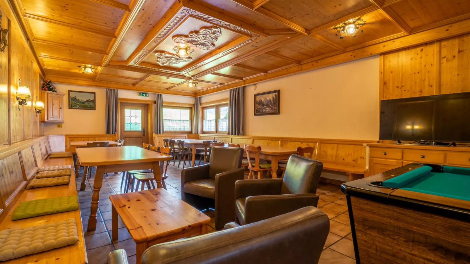 Ferienhaus Almhof-Woonkamer