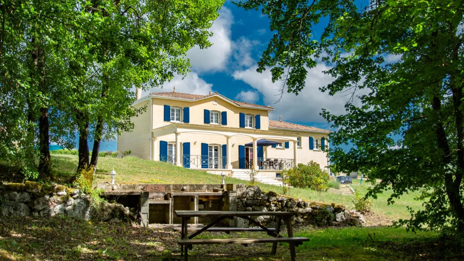 Villa de Montaigu-Buitenkant zomer