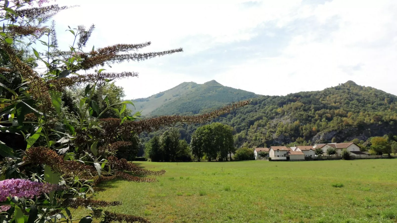 Gite Moderne de Lourdes-Uitzicht zomer