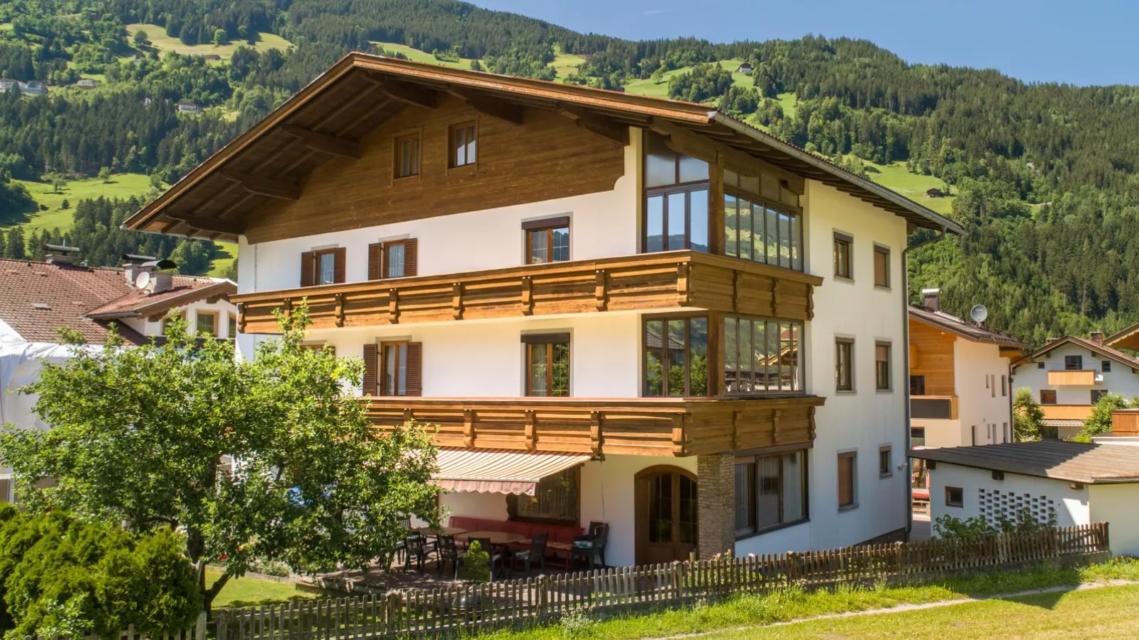 Tiroler Gästehaus-Buitenkant zomer
