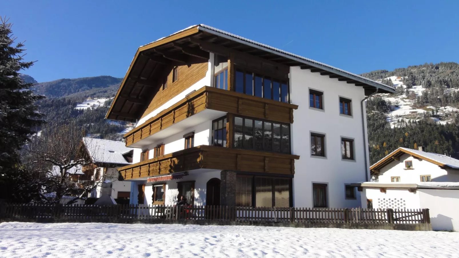 Tiroler Gästehaus-Exterieur winter