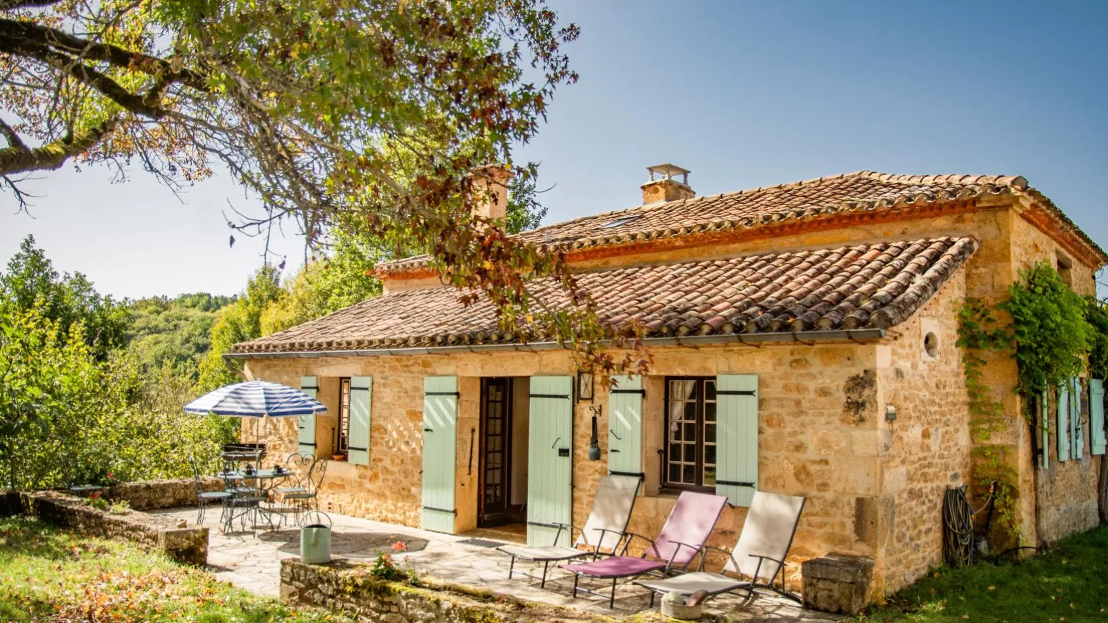 Maison Sauveterre-la-Lémance-Buitenkant zomer