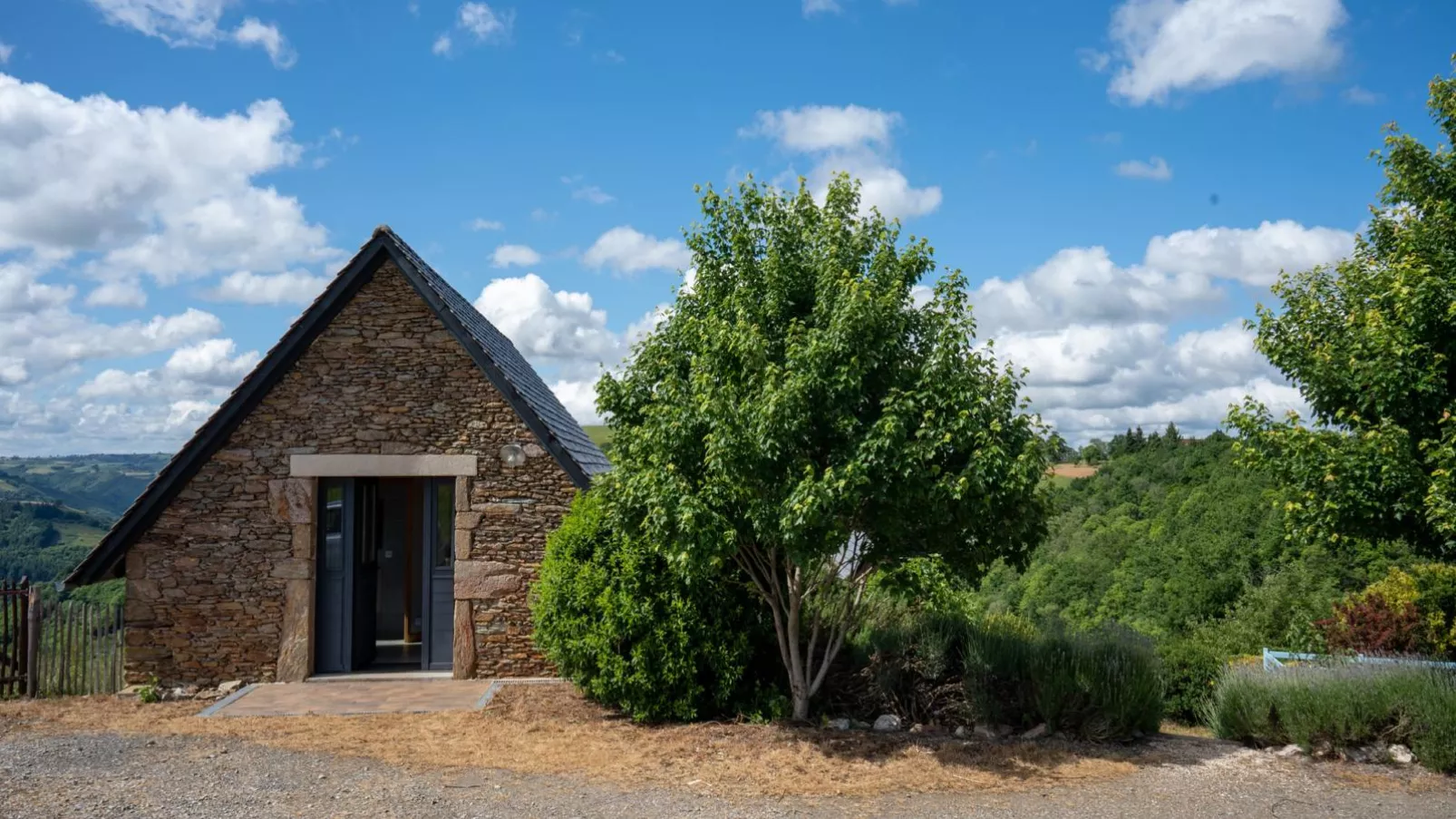 Gite Les Corbieres-Buitenkant zomer