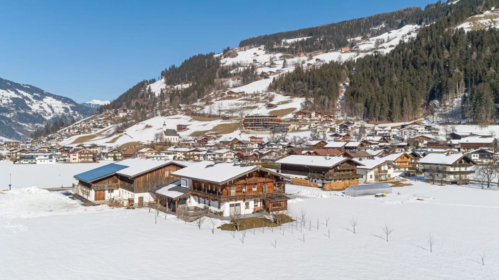 Blick zum Mayrhofen-Exterieur winter