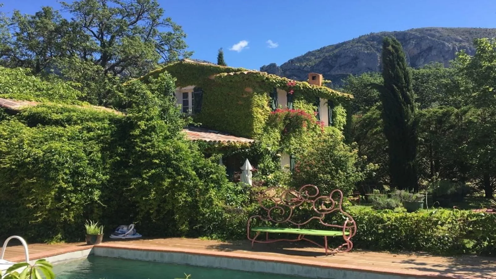 La petite maison de la ferme rose-Buitenkant zomer