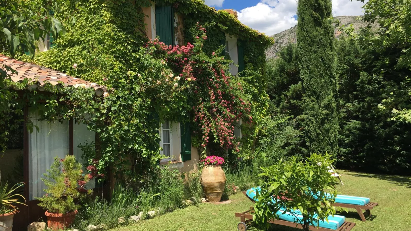 La petite maison de la ferme rose-Buitenkant zomer