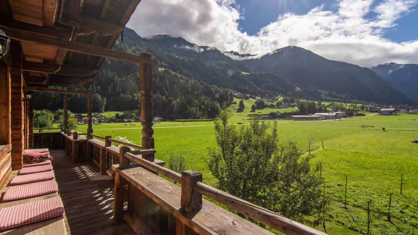 Blick zum Mayrhofen-Terrasbalkon