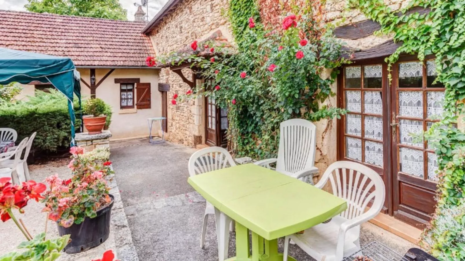 Le Tilleuil en Périgord-Buitenkant zomer