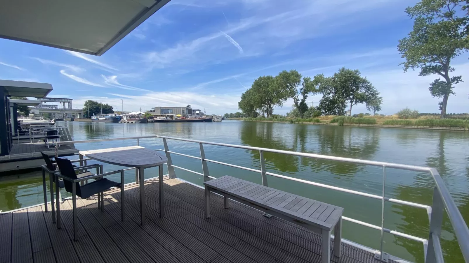 Woonboot Bertan-Buitenkant zomer