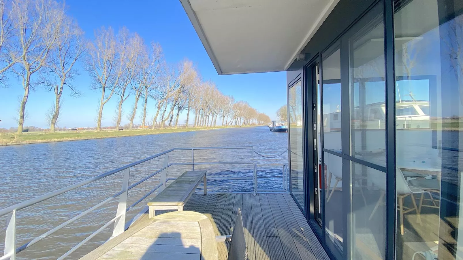 Woonboot Bertan-Uitzicht zomer