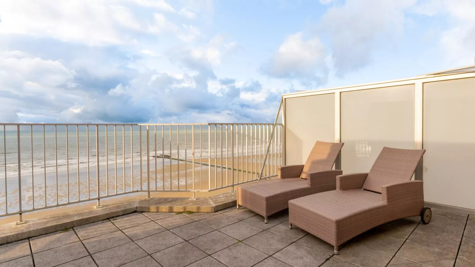 10 hoog aan zee-Terrasbalkon