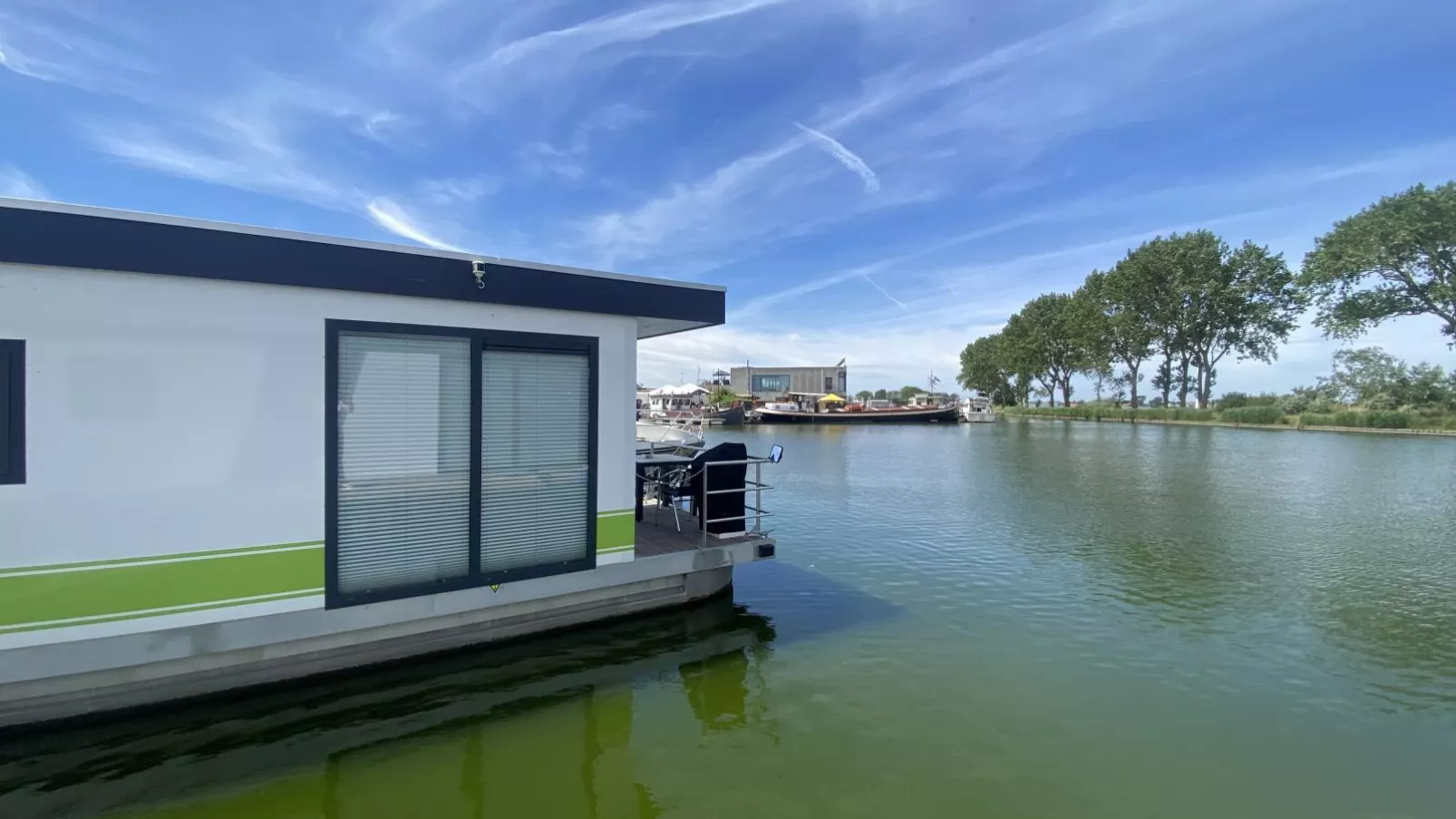 Woonboot Tineau-Buitenkant zomer