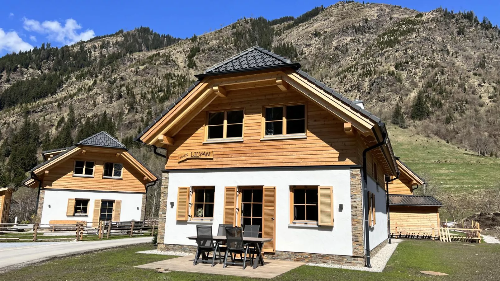 Haus Lilyan-Buitenkant zomer
