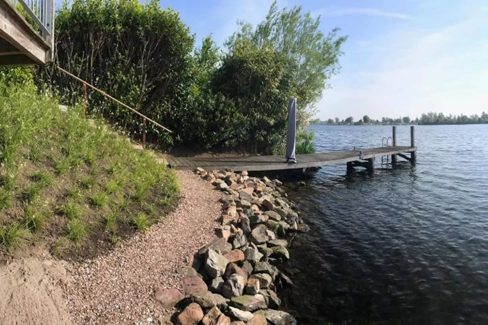 Watervilla Maasbommel-Uitzicht zomer