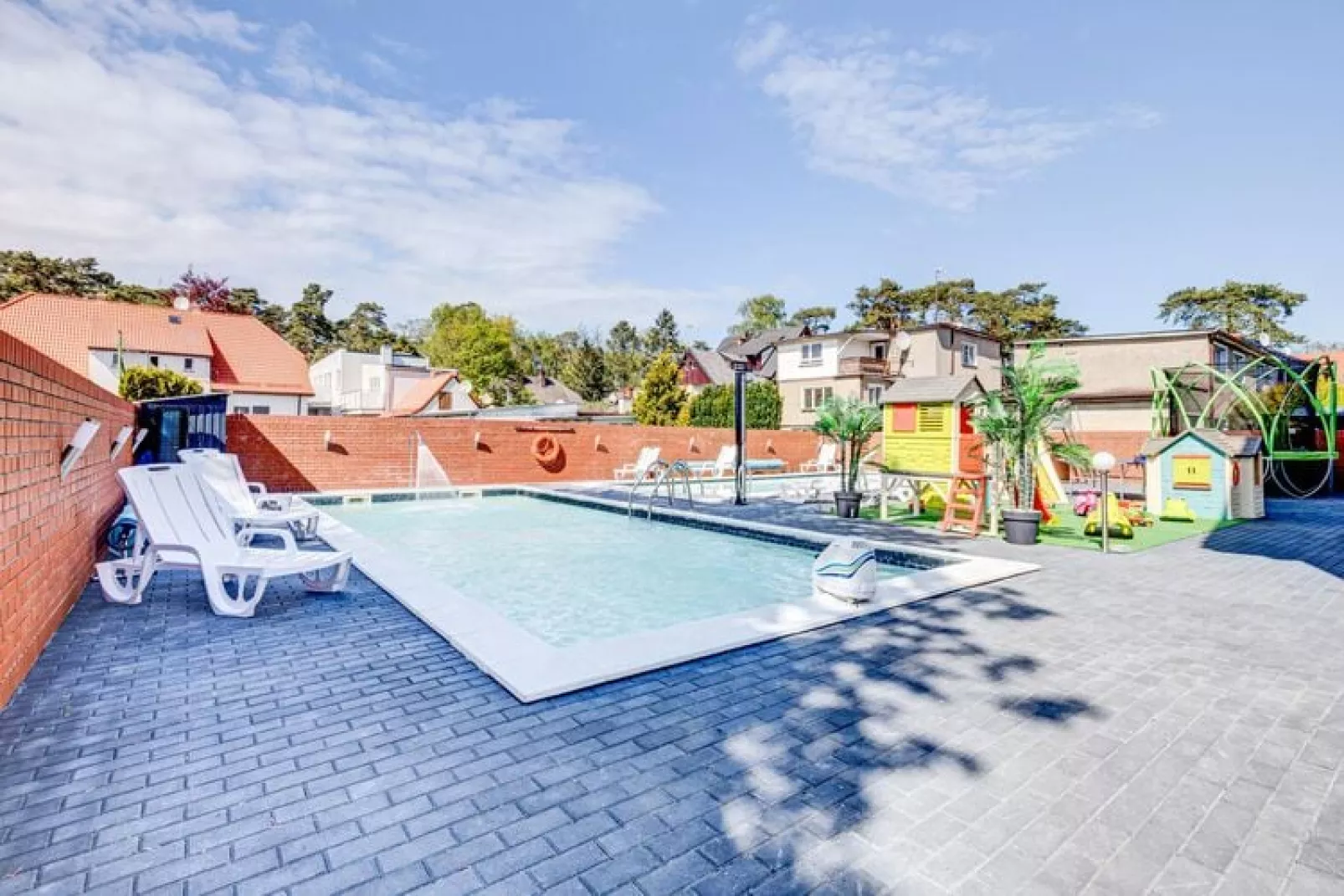 Komfortowe apartamenty dla 3 osób z basenami i jacuzzi-Buitenkant zomer