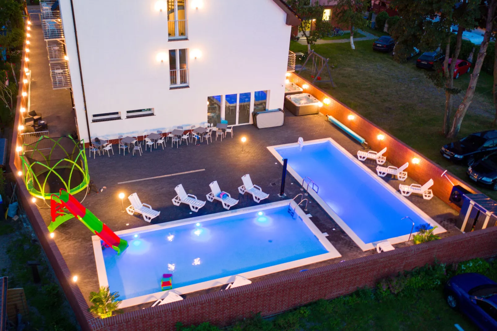 Komfortowe apartamenty dla 3 osób z basenami i jacuzzi-Buitenkant zomer