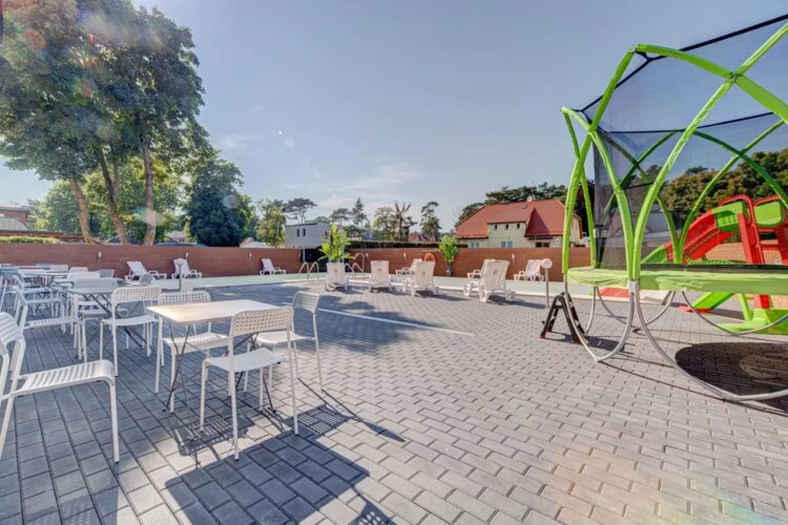 Komfortowe apartamenty dla 4 osób z basenami i jacuzzi-Buiten