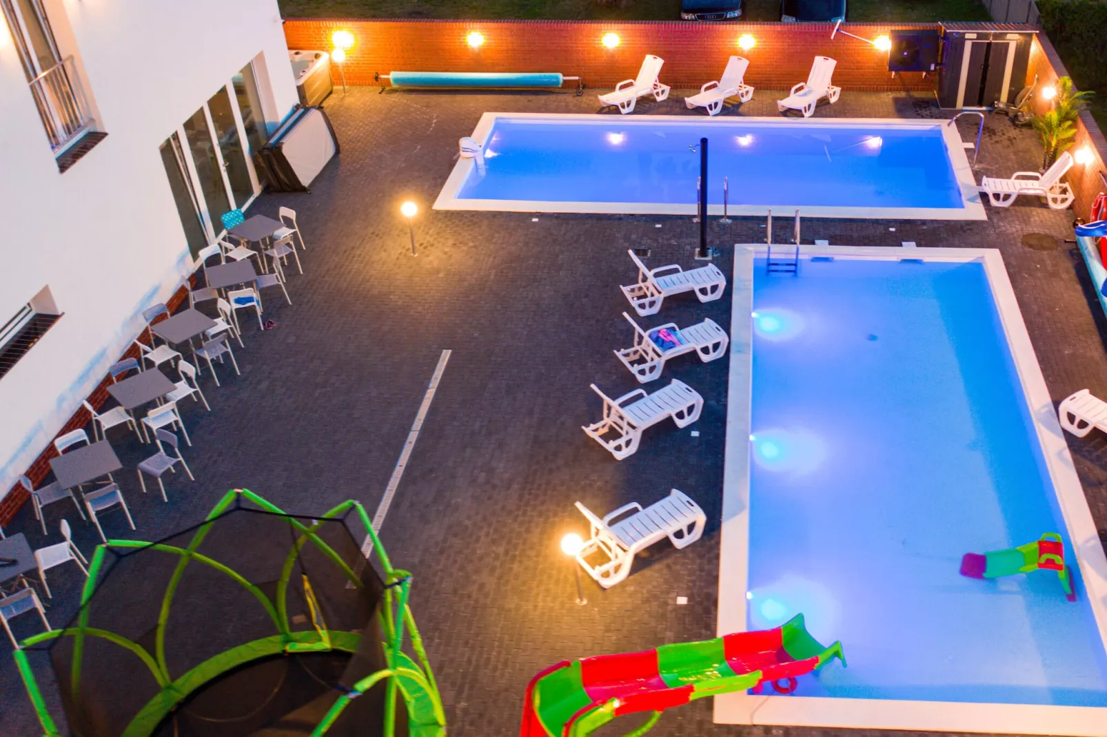 Komfortowe apartamenty dla 4 osób z basenami i jacuzzi-Zwembad