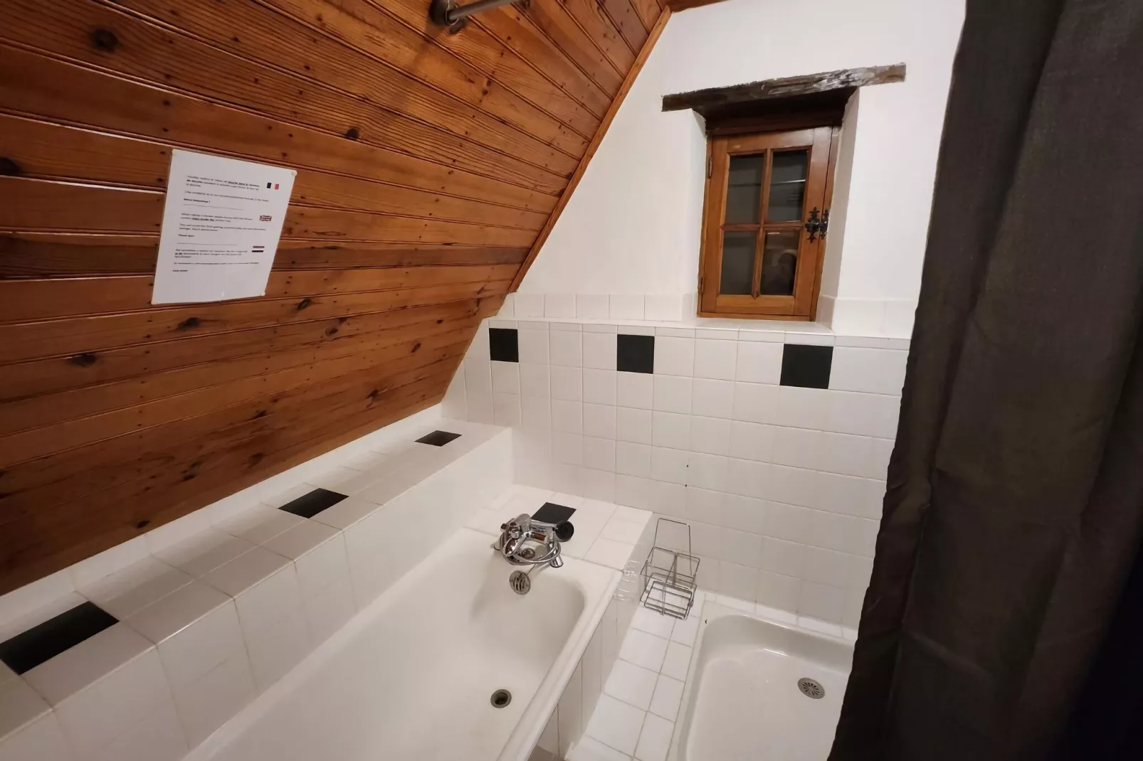 Maison Tamniès-Badkamer