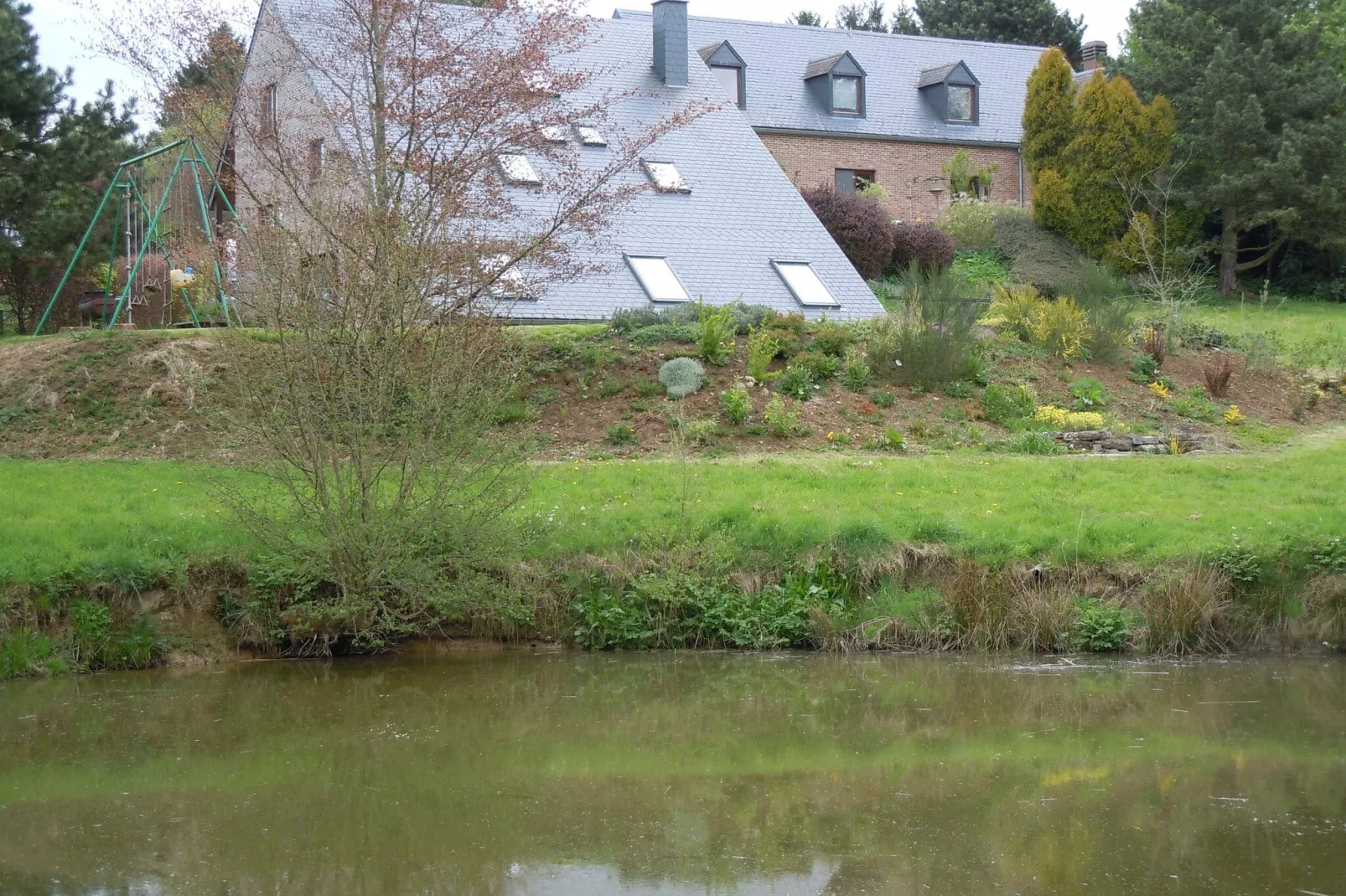 Magnifique maison de vacances avec piscine intérieur-Uitzicht zomer