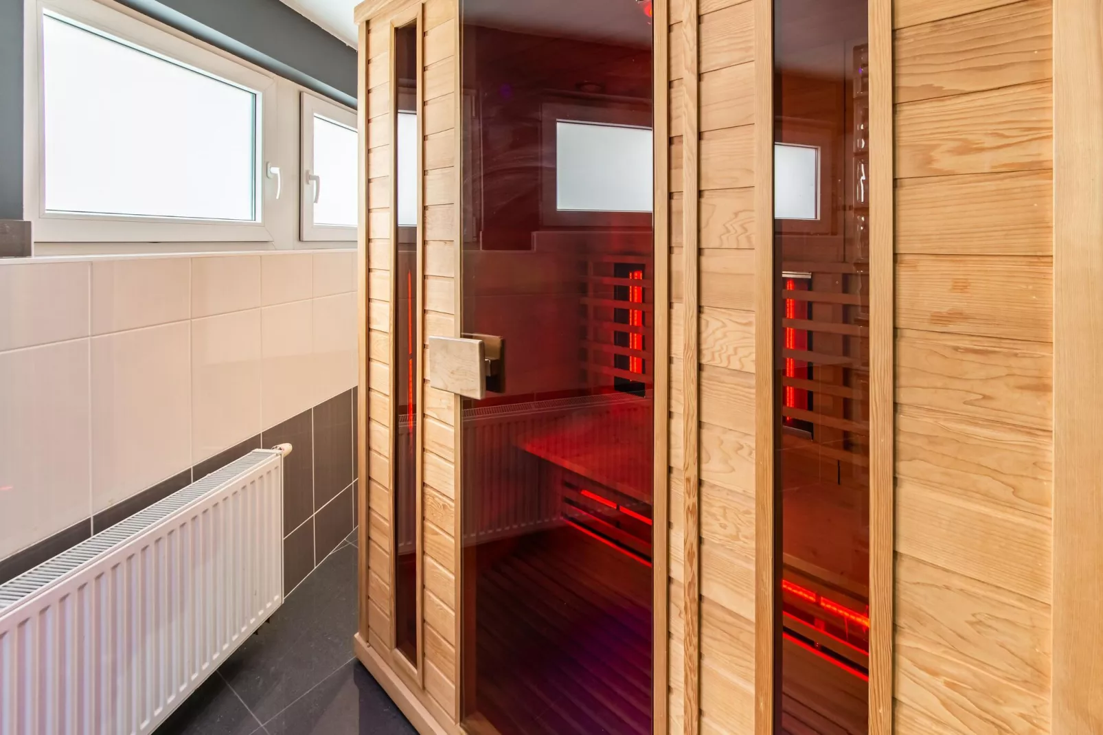 Magnifique maison de vacances pour 12 adultes avec pscine intérieure  Sauna Bains à remous et  Hamam-Wellness