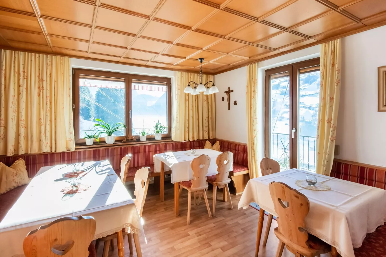Ferienhaus Talblick-Eetkamer