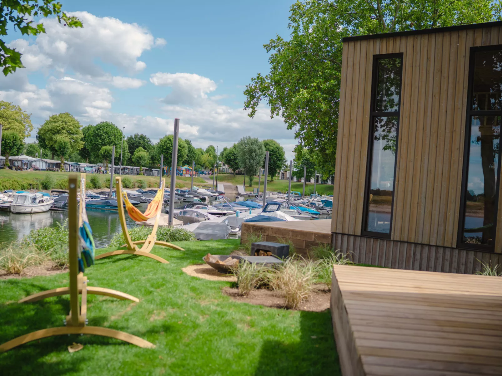 Tiny River House-Buiten