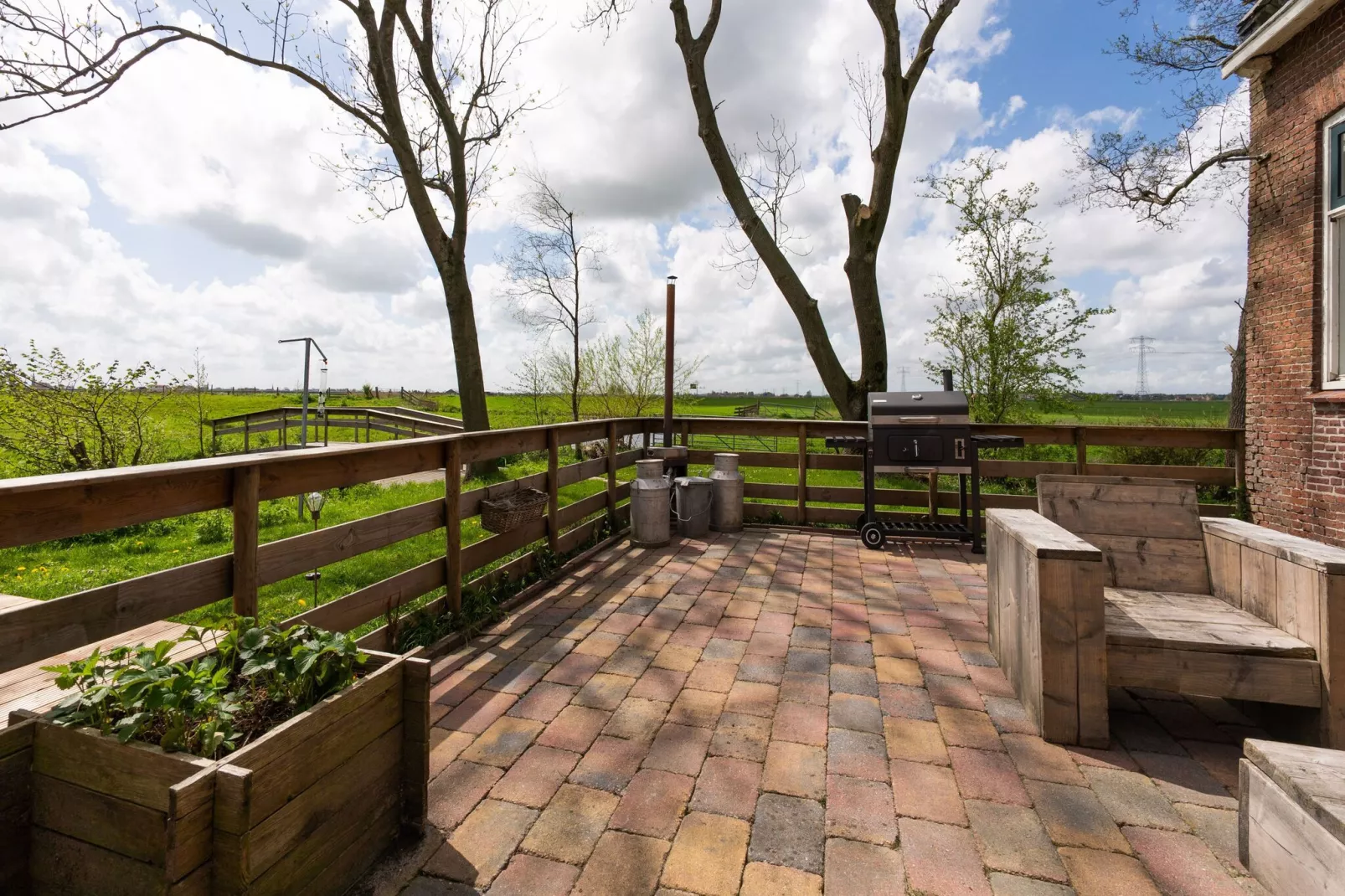 Gezellige Boerderij met chalet in Friesland-Terrasbalkon