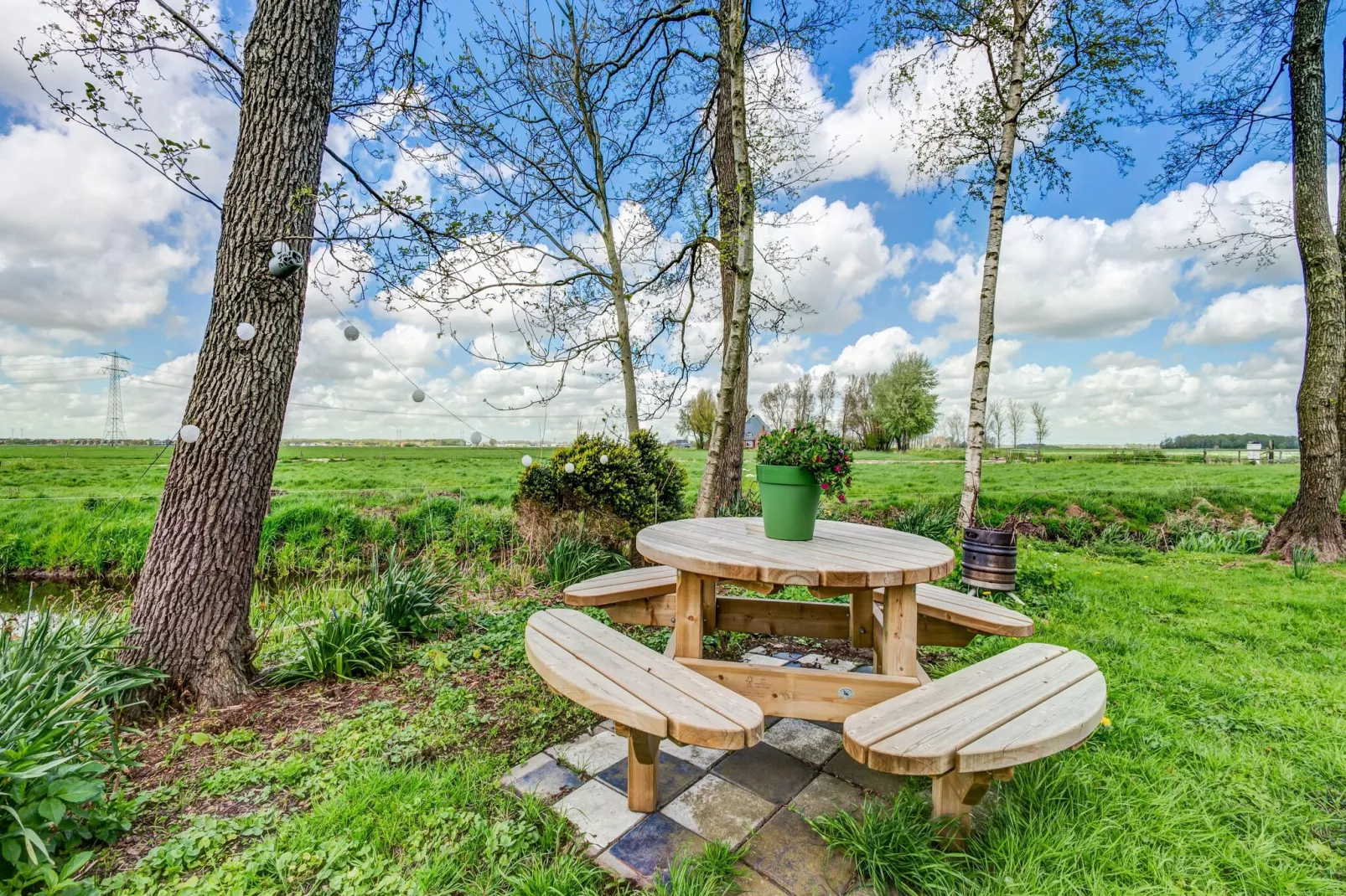 Gezellige Boerderij met chalet in Friesland-Tuinen zomer