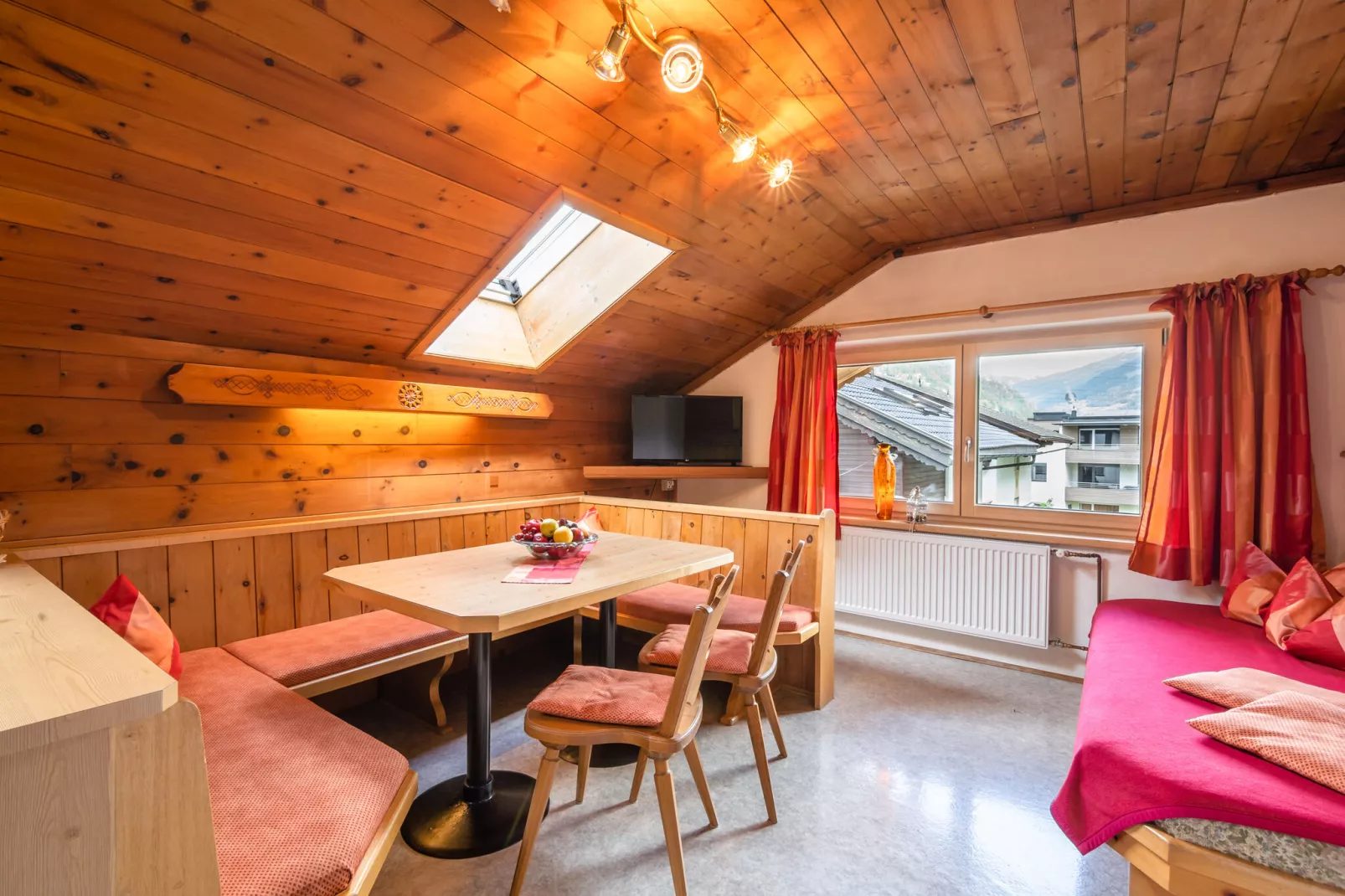 Mooi appartement in Zell am Ziller vlak bij de skibussen-Eetkamer