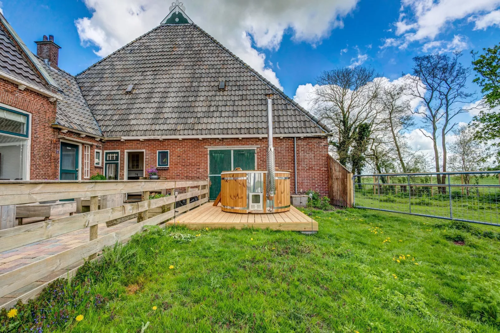 Gezellige Boerderij met chalet in Friesland-Wellness