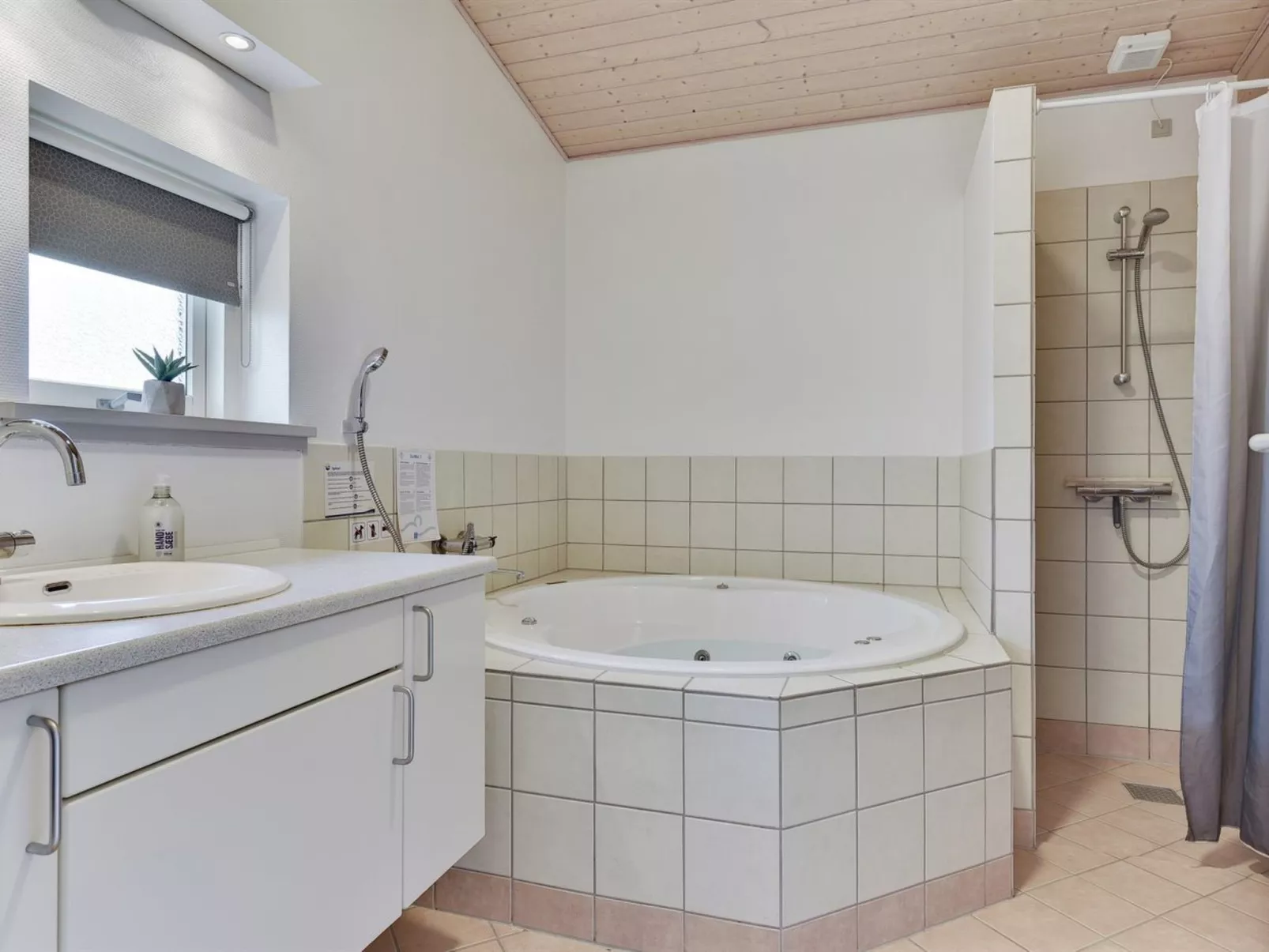 "Trinka" - 500m from the sea-Binnen