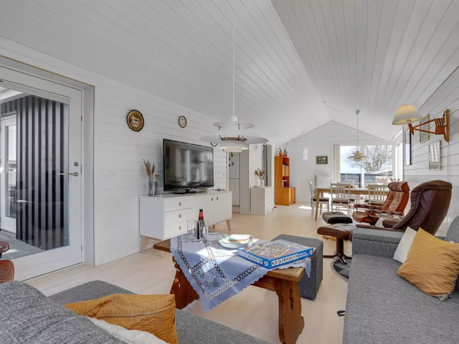 "Fredrikke" - 50m from the sea-Binnen