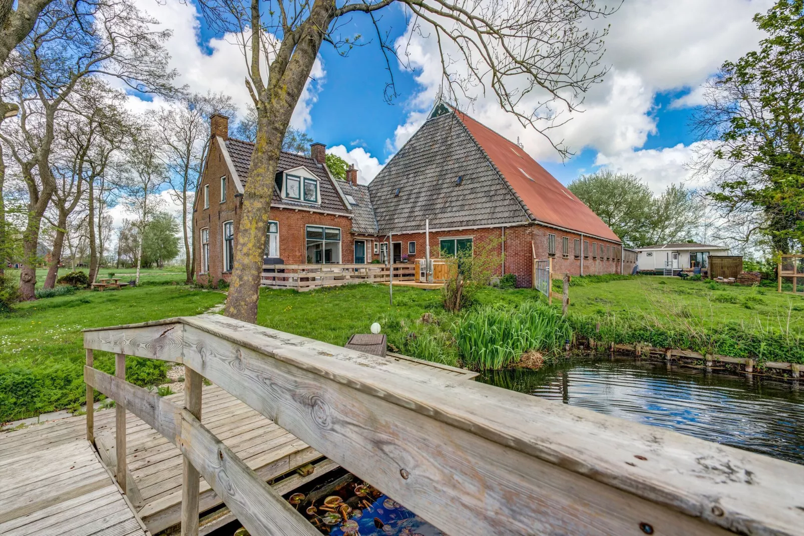 Gezellige Boerderij met chalet in Friesland-Tuinen zomer