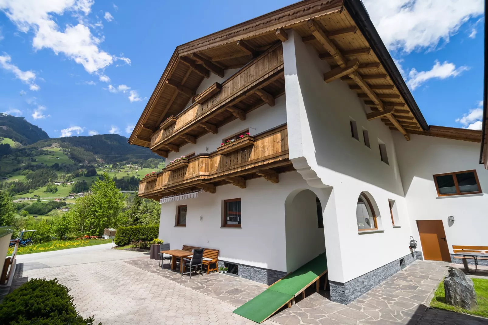 Mooi appartement in Zell am Ziller vlak bij de skibussen-Buitenkant zomer