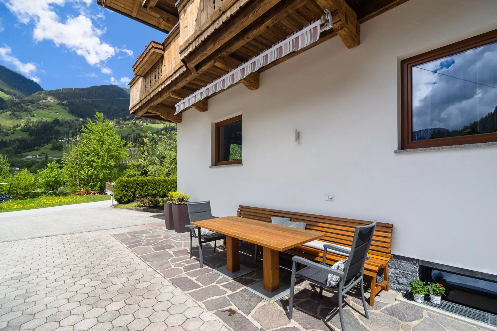 Mooi appartement in Zell am Ziller vlak bij de skibussen-Terrasbalkon