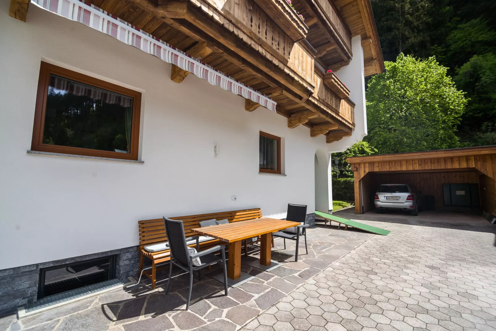 Mooi appartement in Zell am Ziller vlak bij de skibussen-Terrasbalkon