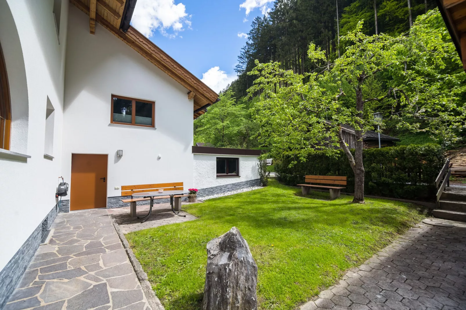 Mooi appartement in Zell am Ziller vlak bij de skibussen-Tuinen zomer