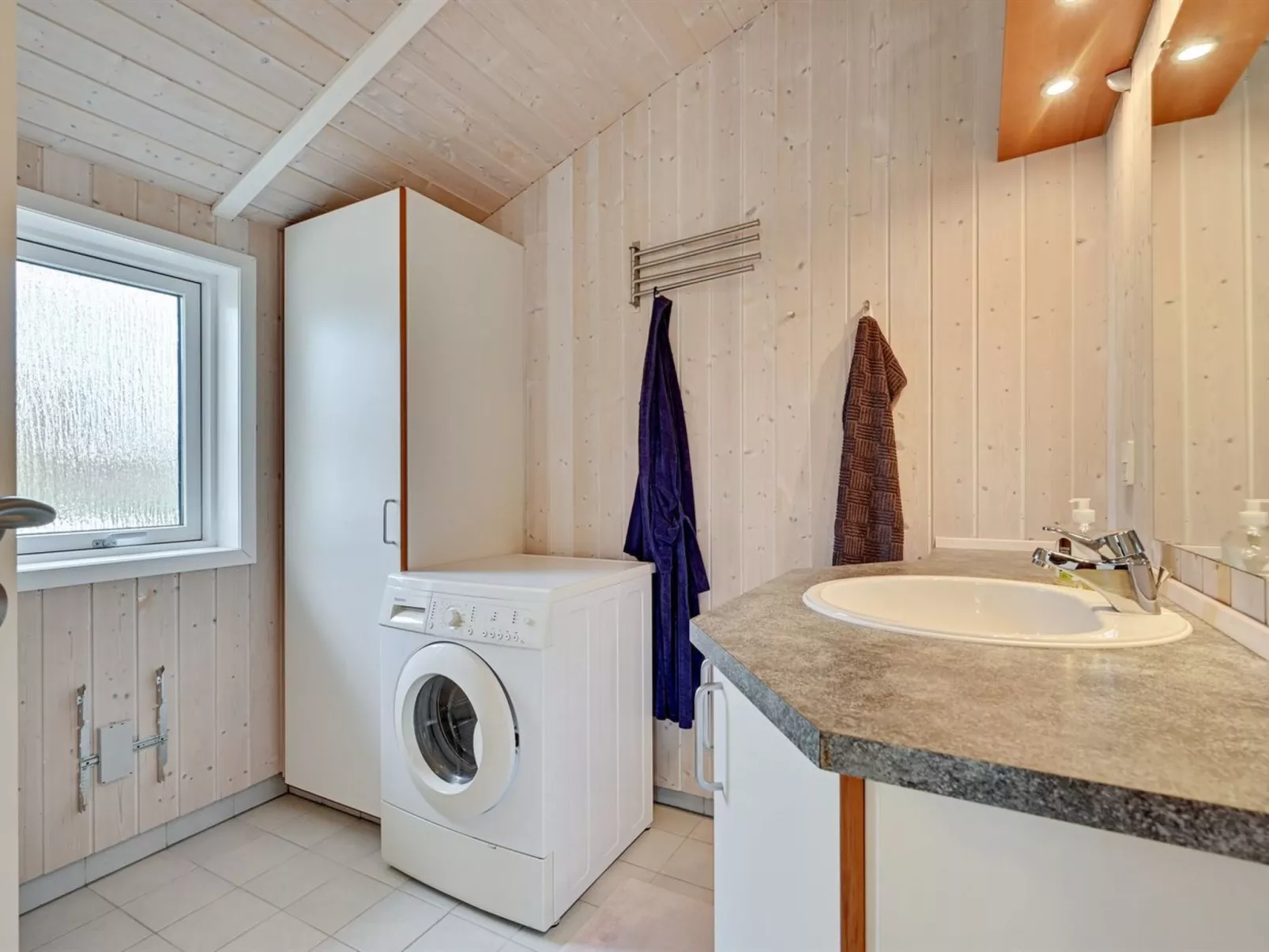 "Sitka" - 250m from the sea-Binnen