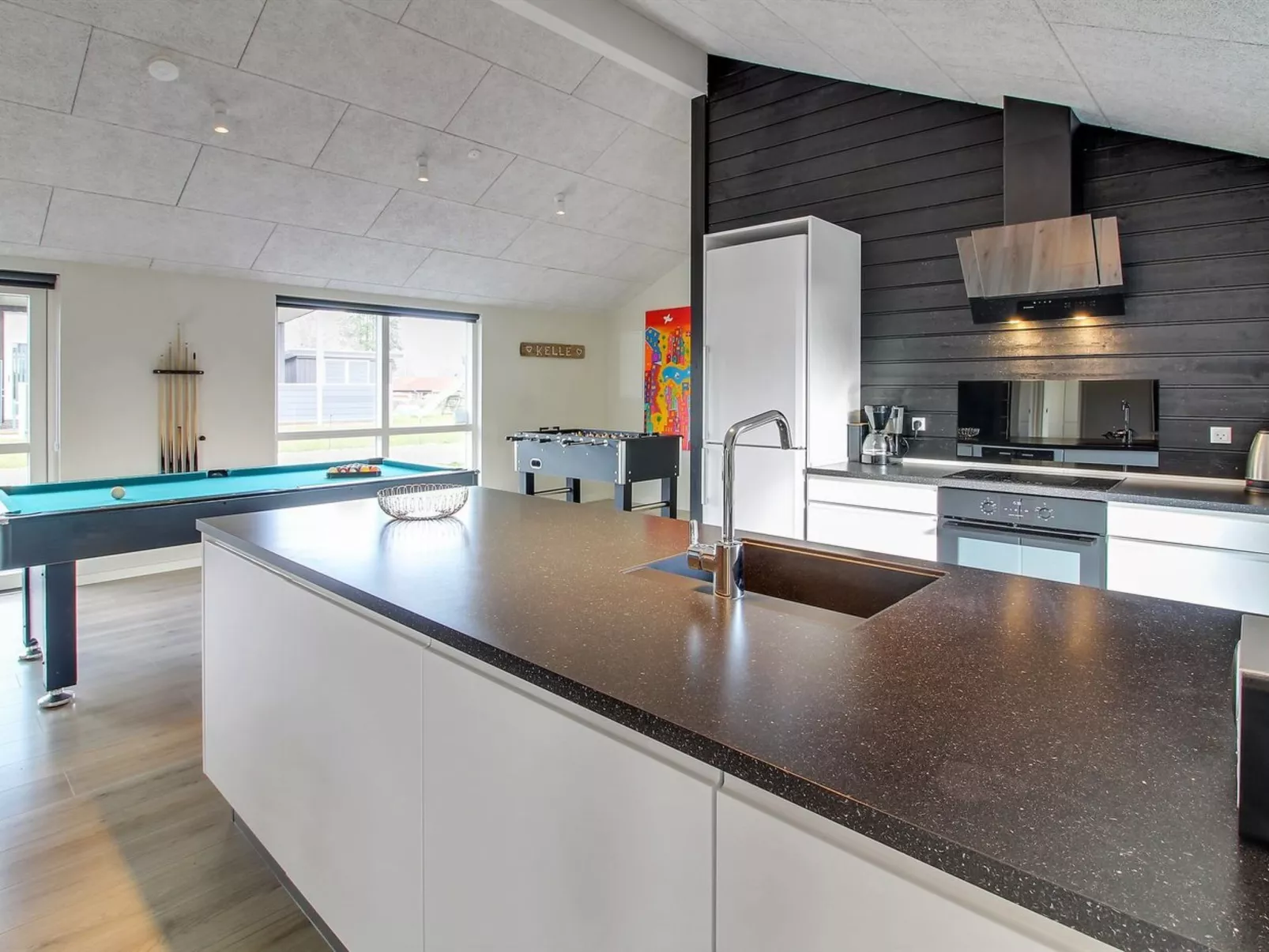 "Yakari" - 300m from the sea-Binnen