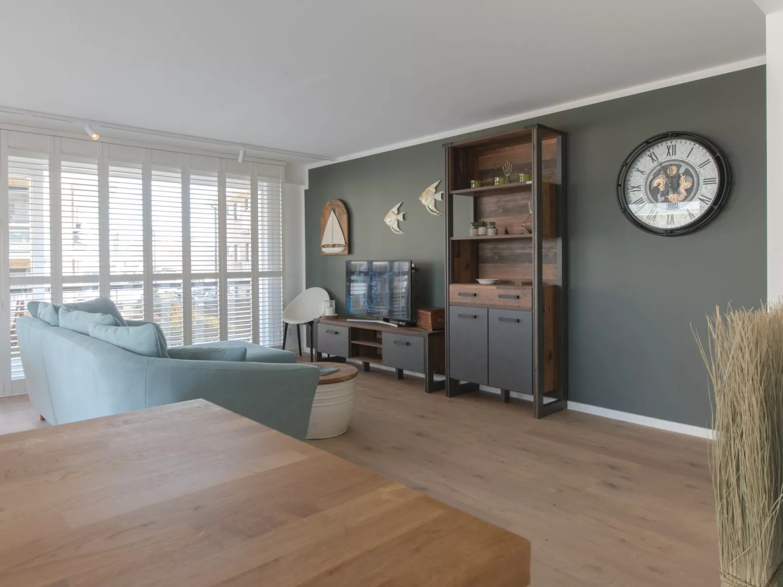 Charlie stylish apartment near beach-Binnen