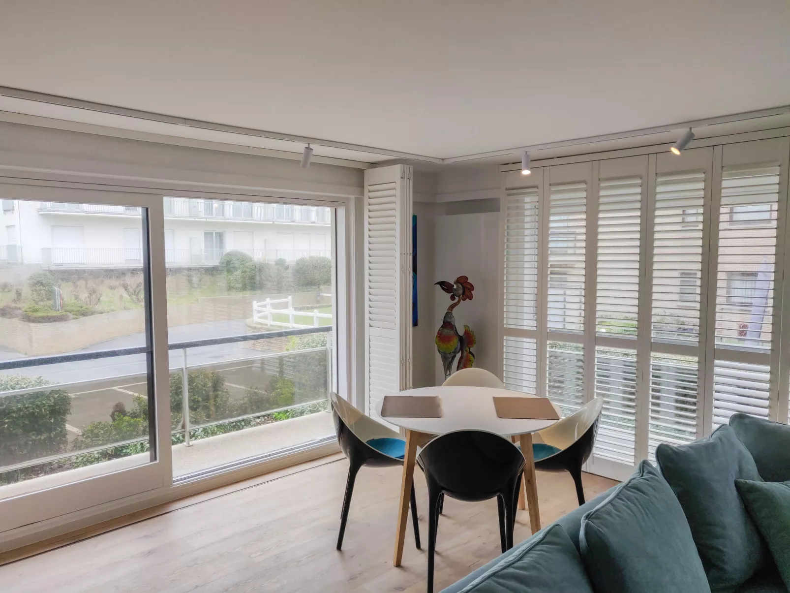 Charlie stylish apartment near beach-Binnen
