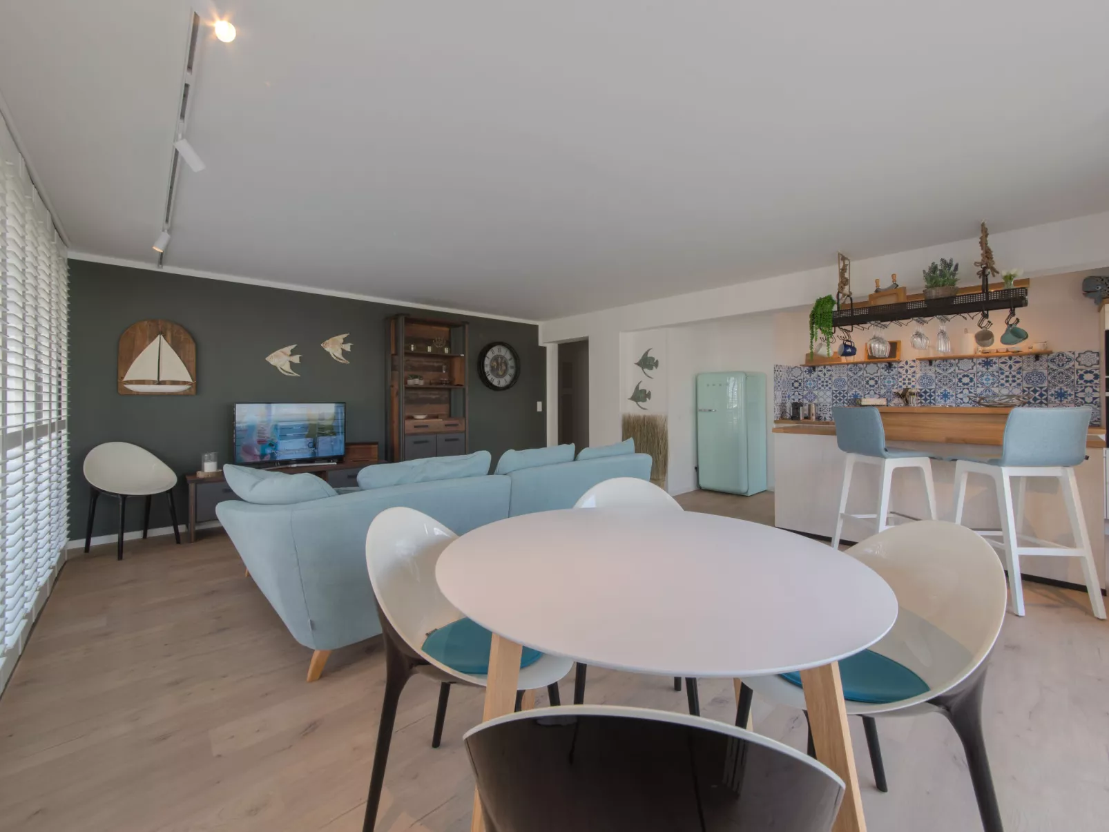 Charlie stylish apartment near beach-Binnen