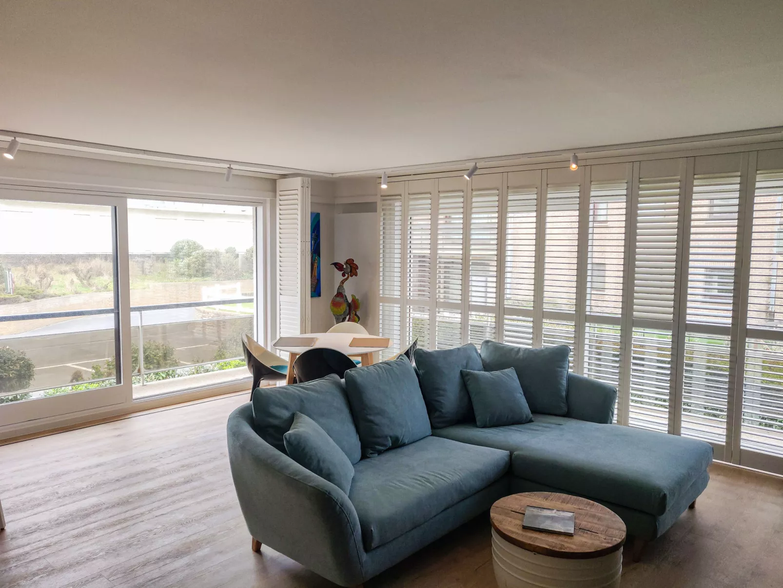Charlie stylish apartment near beach-Binnen