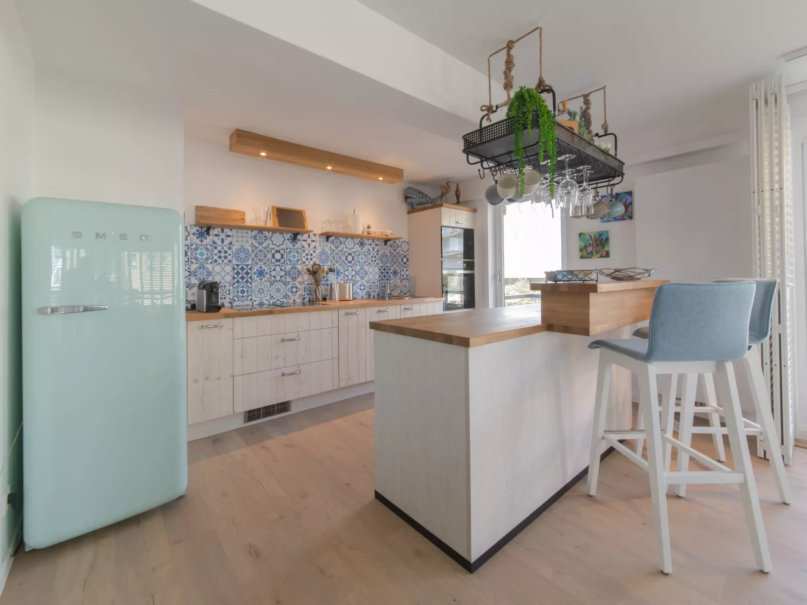 Charlie stylish apartment near beach-Binnen