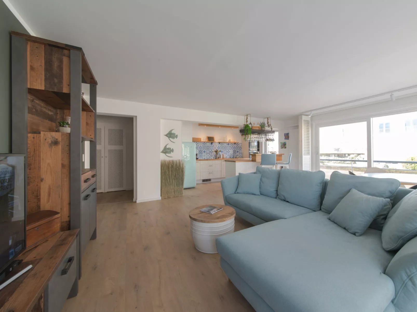 Charlie stylish apartment near beach-Binnen