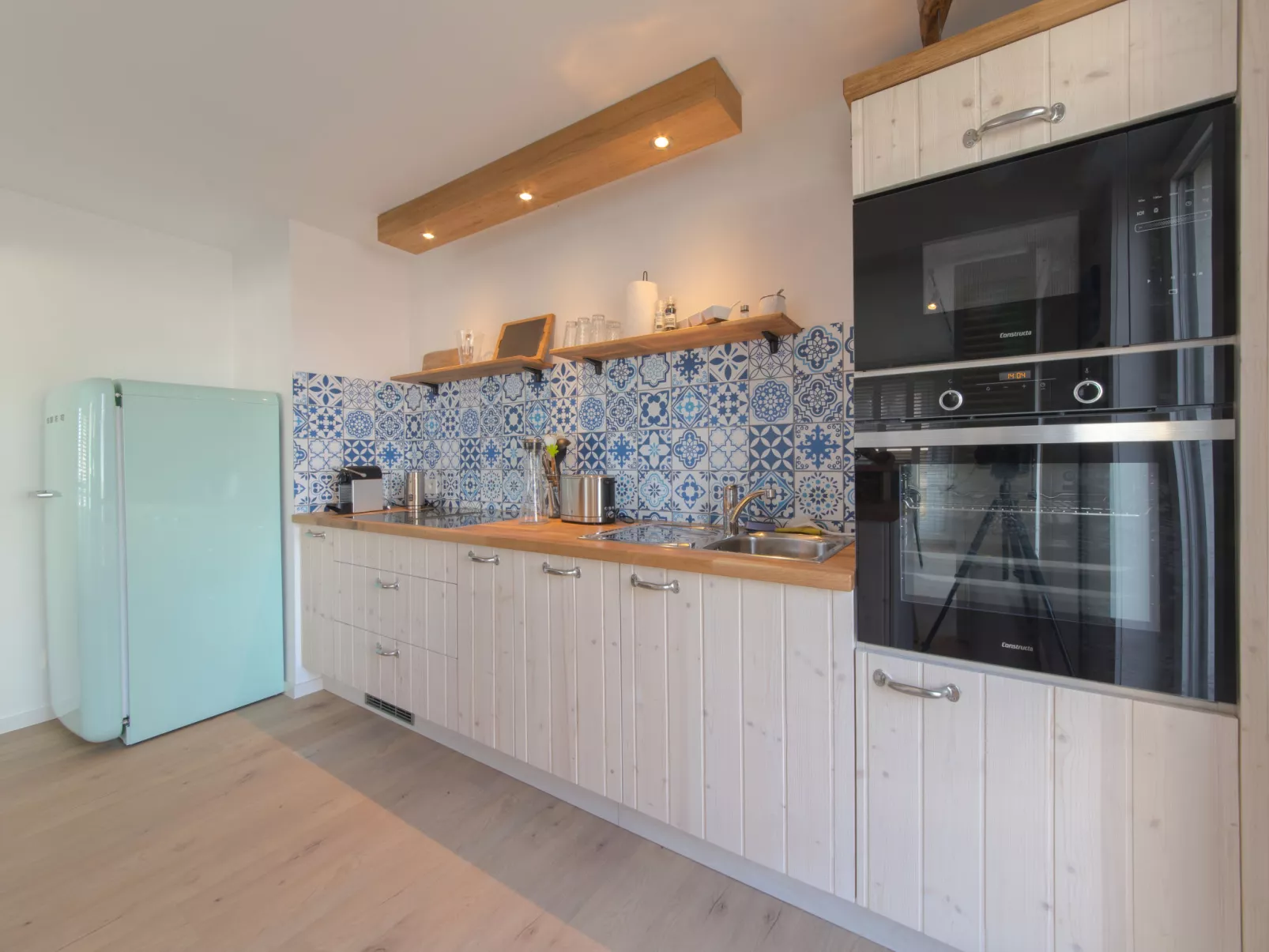 Charlie stylish apartment near beach-Binnen