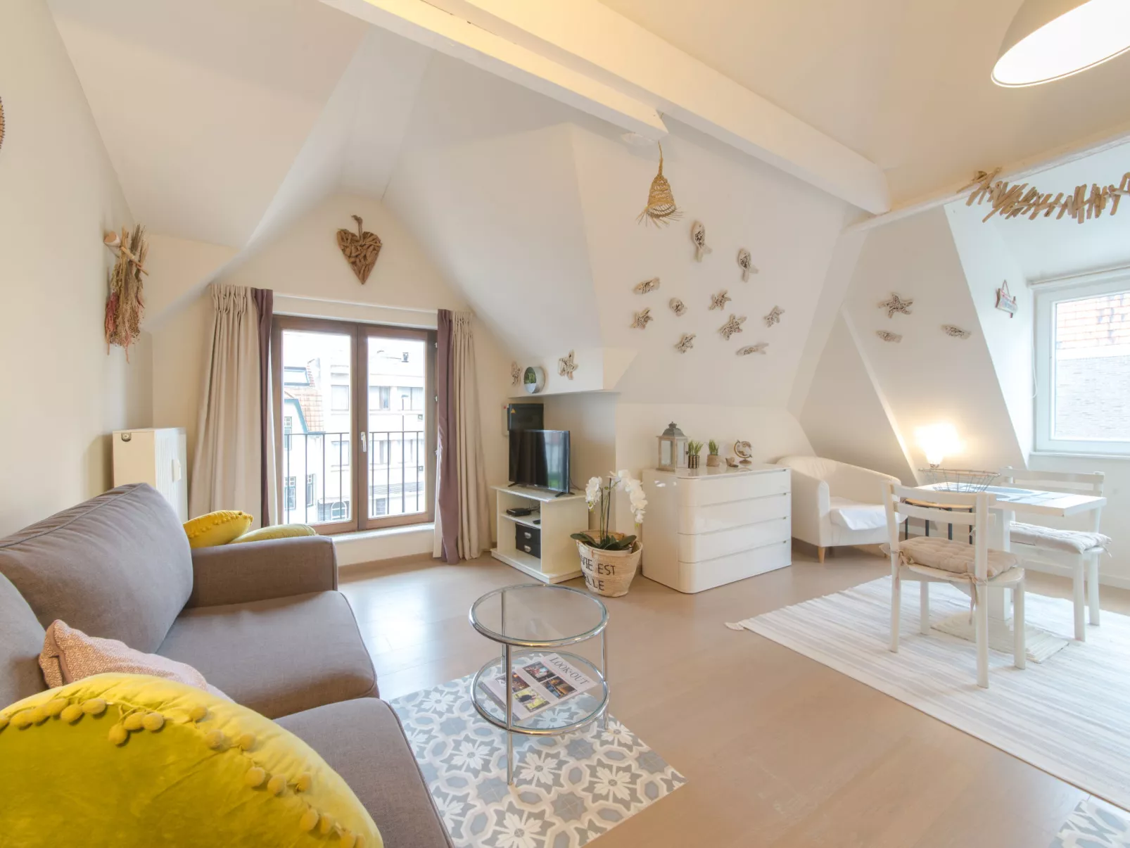 Beach House with lateral seaview-Binnen