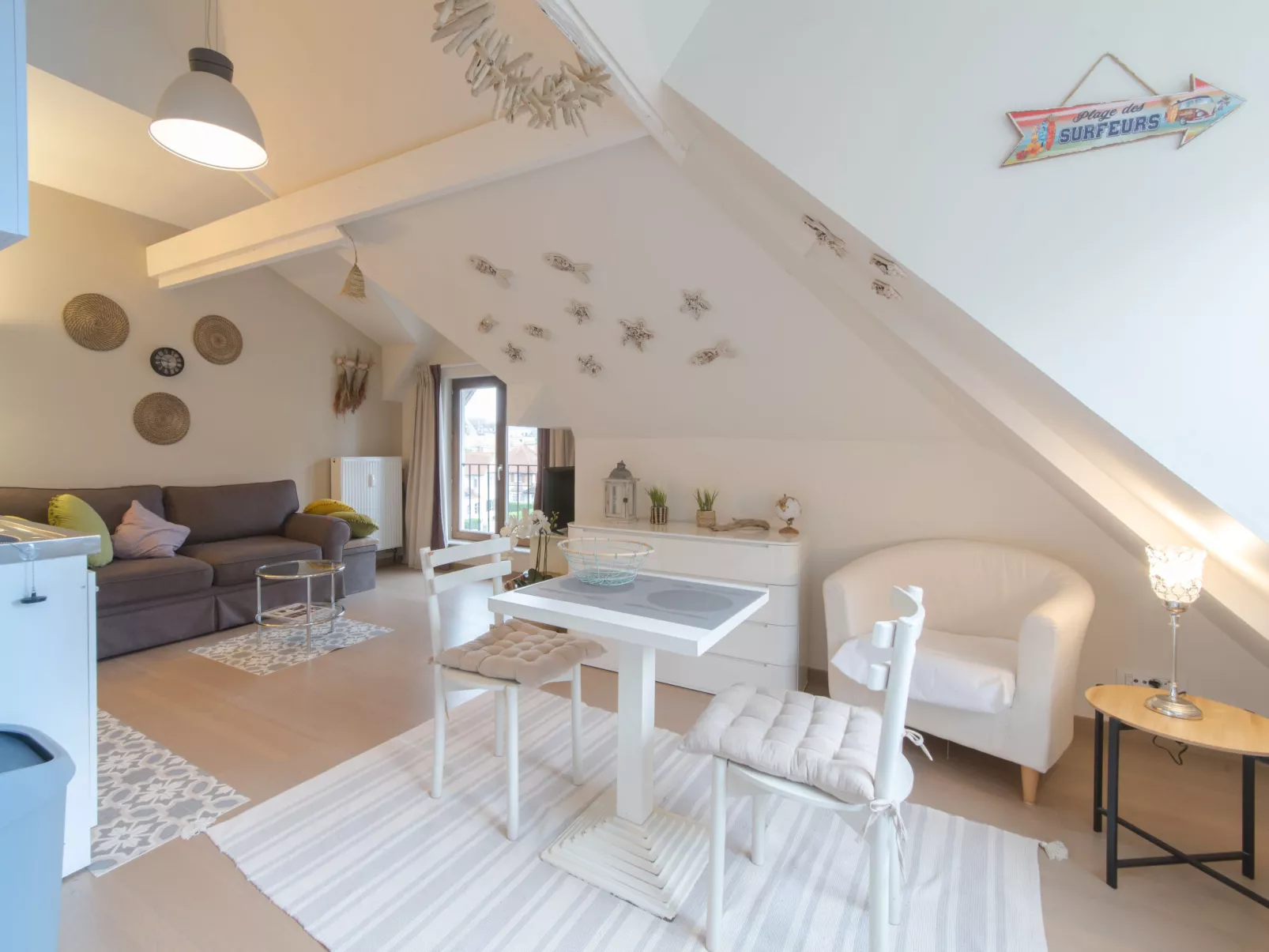 Beach House with lateral seaview-Binnen