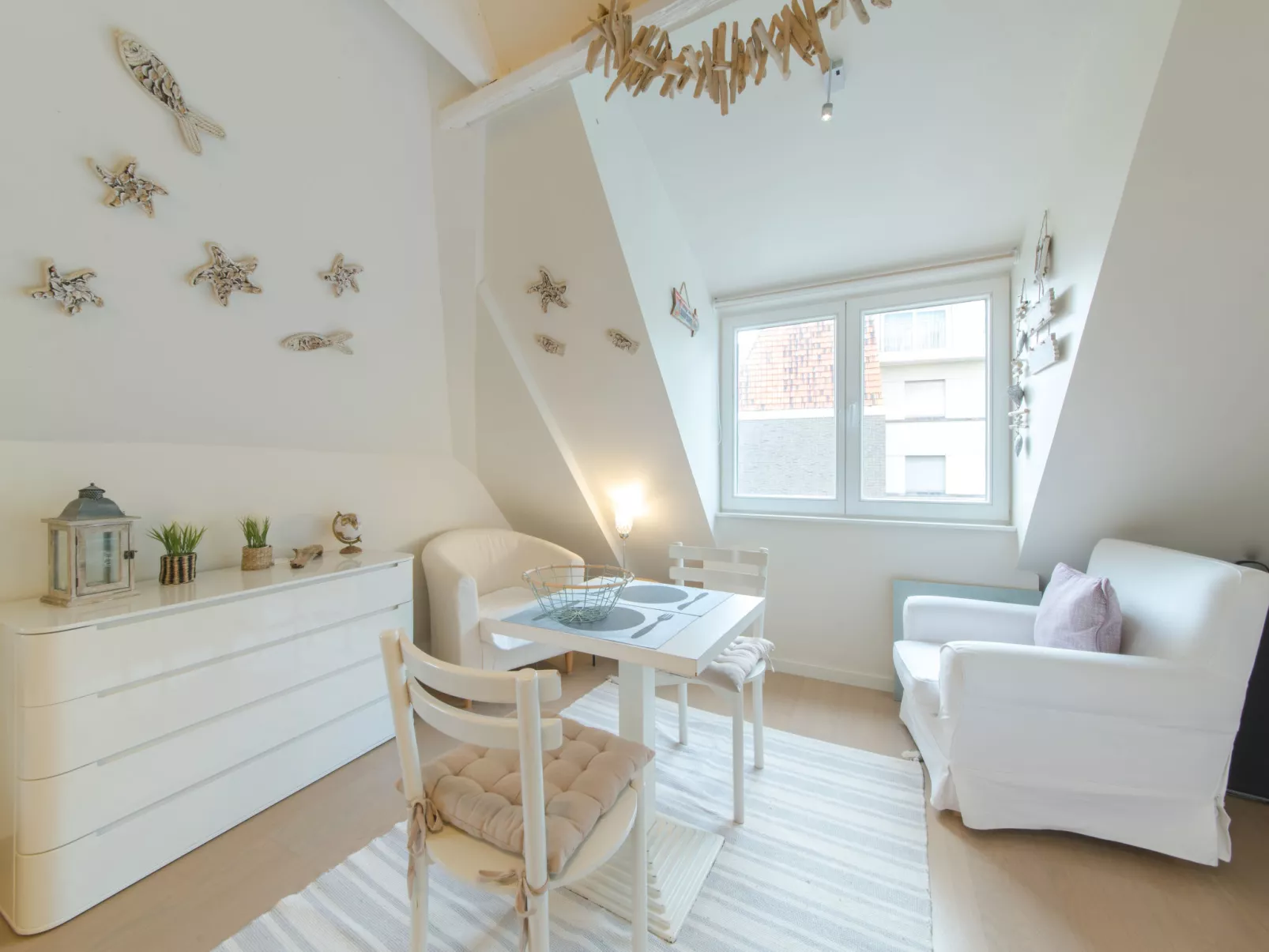 Beach House with lateral seaview-Binnen
